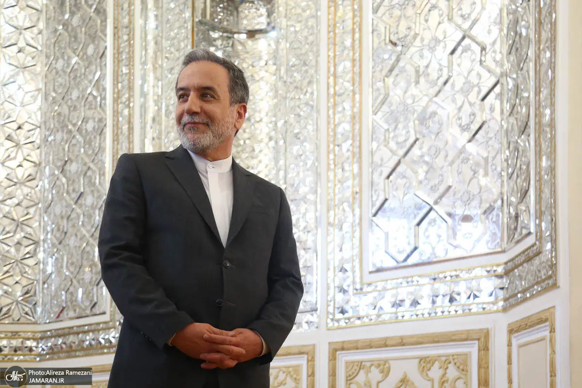 دیدار مردمی عراقچی در نمایشگاه کتاب تهران