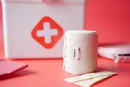 چگونه خونریزی را در خانه متوقف کنیم ؟