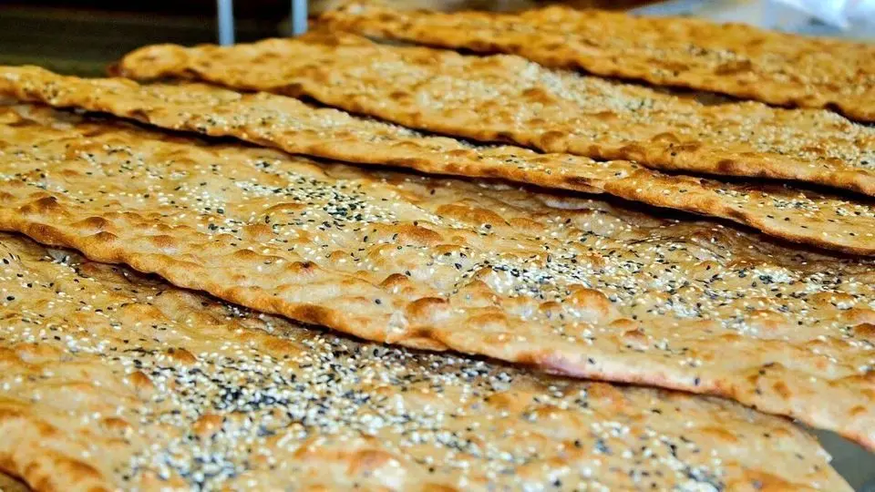 قیمت نان سنگک معضل جدید مردم / هر نان سنگک دانهای چند؟
