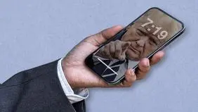 گوشی آیفون خبرنگار زن صداوسیما در حین رجزخوانی برای آمریکا + عکس