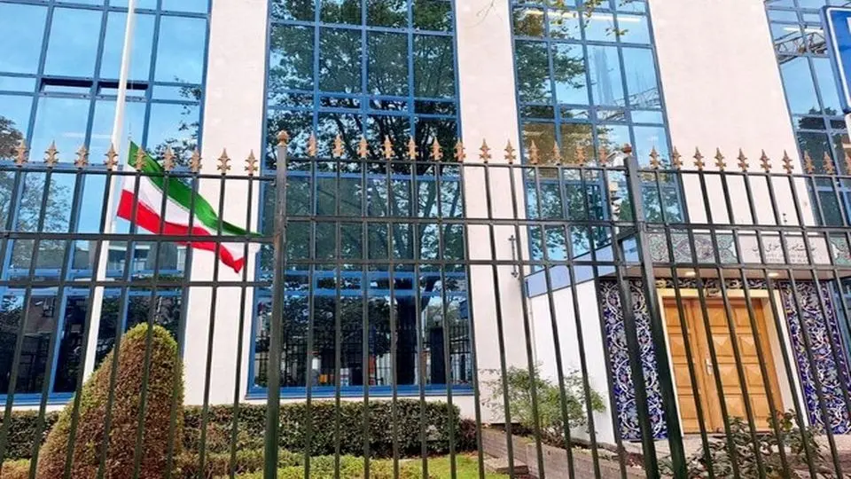 پرچم‌های نیمه‌افراشته سفارت ایران در کشورهای اروپایی به احترام شهدای حمله به بیمارستان غزه 