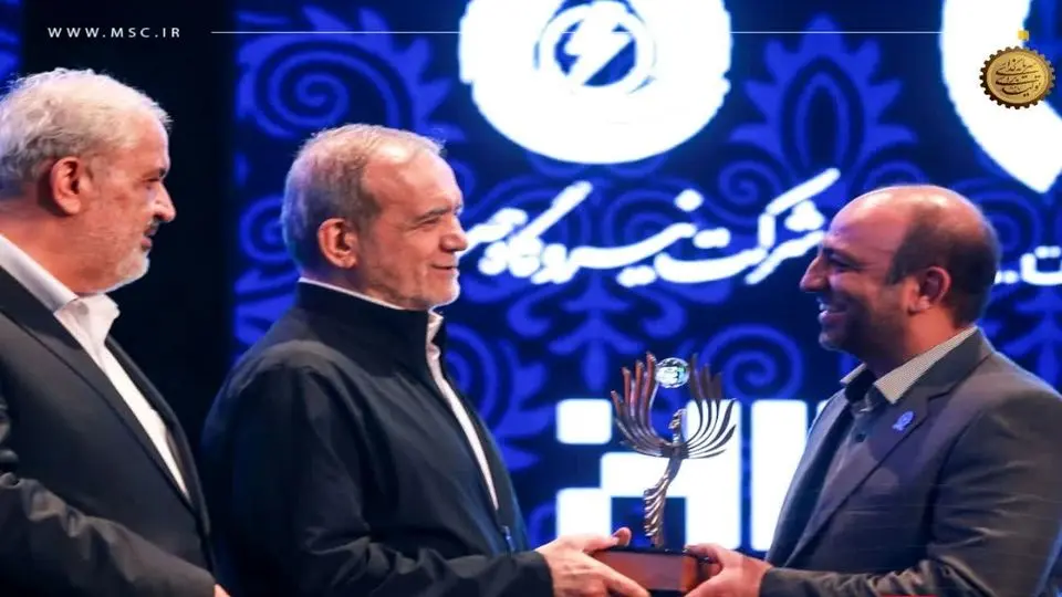 رئیسجمهور جایزه سرمایهگذار برتر نیروگاههای خورشیدی کشور را به گروه فولاد مبارکه اهدا کرد