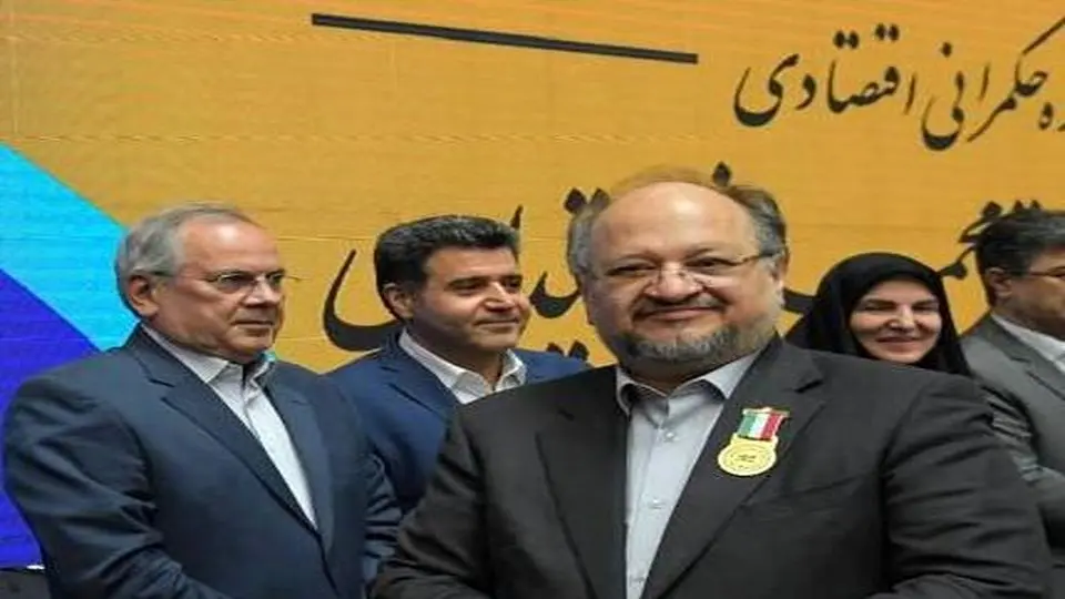 اعطای «نشان ملی مدیریت کسب و کار سال کشور» در حوزه حکمرانی اقتصادی به محمد شریعتمداری