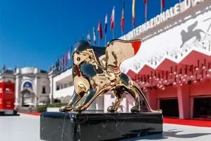 کاپولا به هرتسوگ شیر طلا اهدا می‌کند