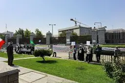 تجمع درباره حجاب مقابل مجلس / عکس
