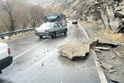 تداوم ریزش سنگ درجاده هراز / ۴ عضو یک خانواده دچار سانحه شدند
