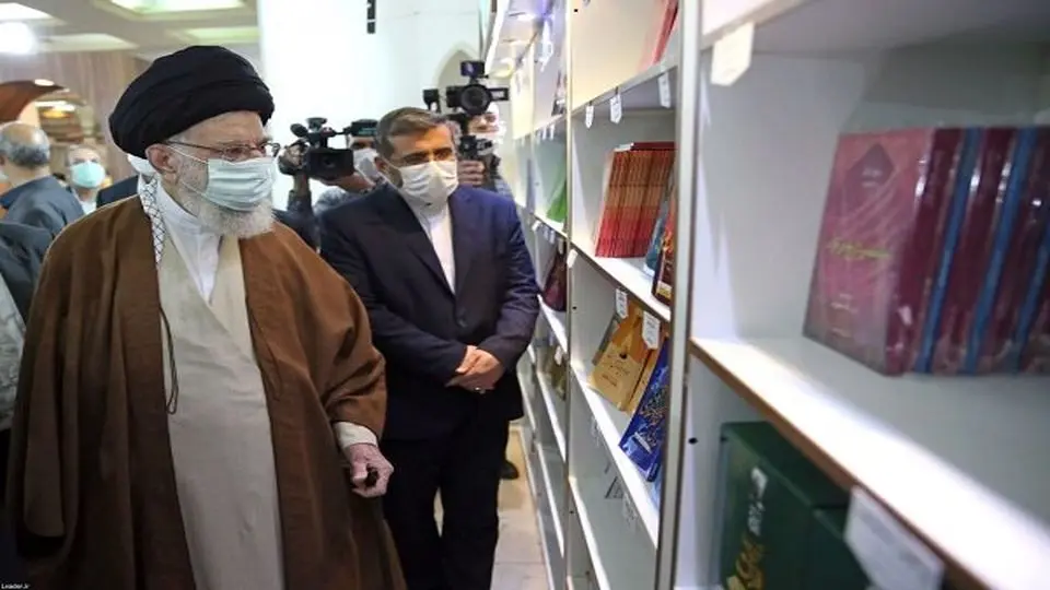 قائد الثورة الاسلامیة یتفقد معرض طهران الدولی للکتاب
