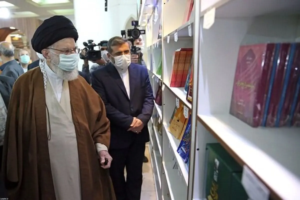 Leader visits Tehran International Book Fair