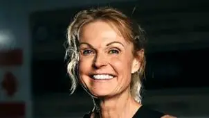 معلم ۵۸ ساله کانادایی با پلانک ۴ ساعت و نیمه جهان را شگفت‌زده کرد + ویدئو