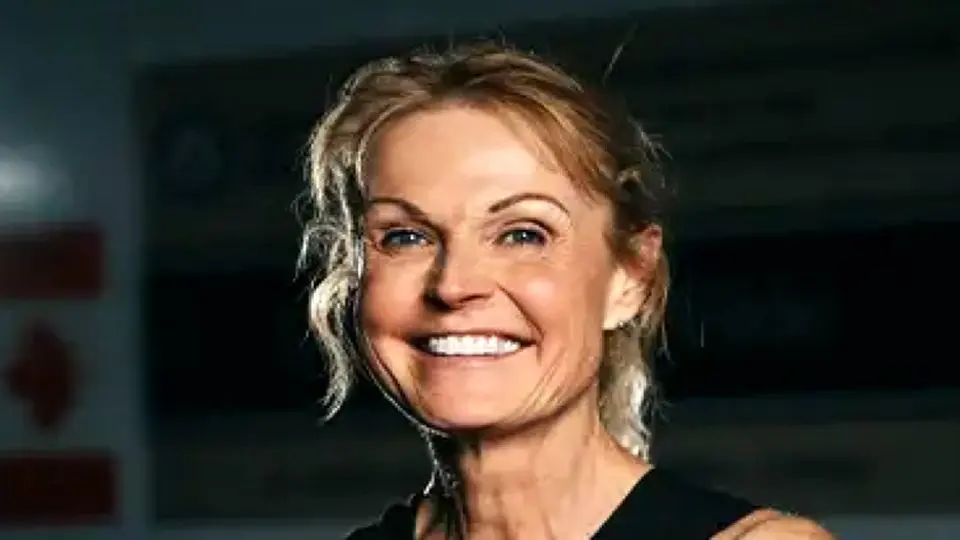 معلم ۵۸ ساله کانادایی با پلانک ۴ ساعت و نیمه جهان را شگفت‌زده کرد + ویدئو