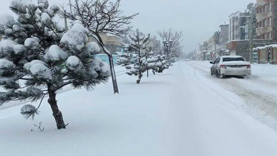 برف تردد خودروها در آزادراه خرم‌آباد-بروجرد را کند کرد