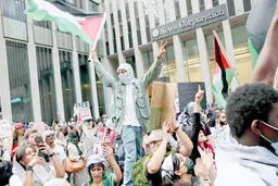 بین بحران و بیداری‌
