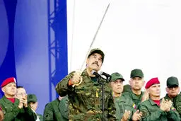 توپ در زمین مادورو