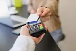 نگرانی از حذف کارتخوان‌ها/ یک پیشنهاد برای تسهیل اجرای پرداخت کارمزد در مقابل هر تراکنش

