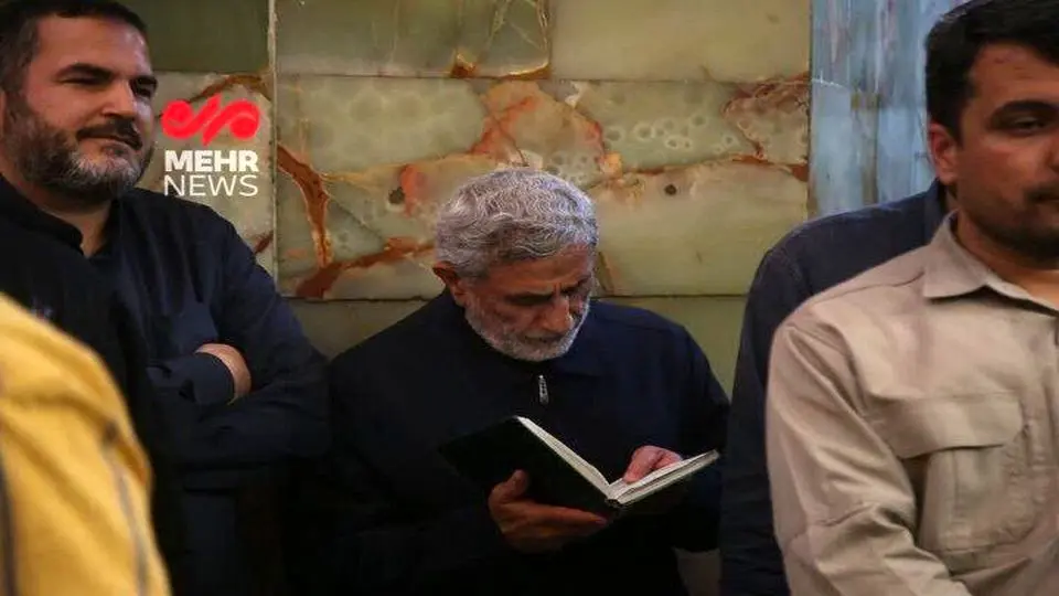 حضور سردار اسماعیل قاآنی بر سر مزار سرلشکر شهید ایزدی