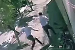 حمله ور شدن یک فرد به مردم با سلاح سرد در کرج/ ویدئو

