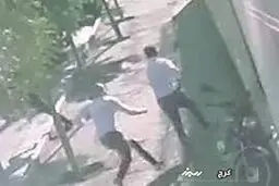 حمله ور شدن یک فرد به مردم با سلاح سرد در کرج/ ویدئو

