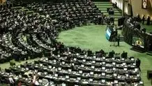 رهبر انقلاب بر پیکر رئیس جمهور شهید و همراهانش نماز اقامه می‌کنند