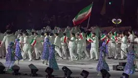 رژه نماینده کاروان ایران در اختتامیه بازی‌های آسیایی ناگویا + ویدیو