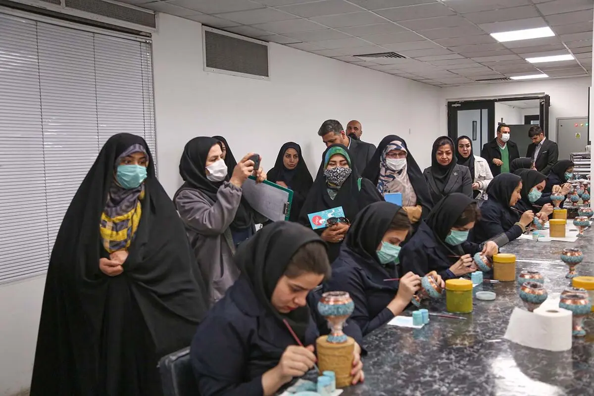 صنایع‌دستی آقاجانی بزرگ‌ترین خط تولید صنایع‌دستی فیروزه‌کوب در خاورمیانه است