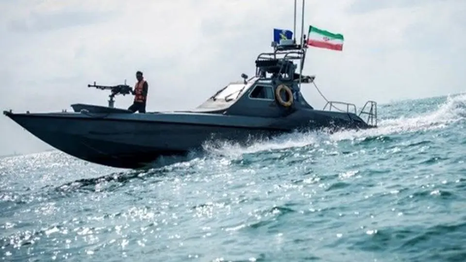 إطلاق مختلف انواع الصواریخ والقذائف من سفن هجومیة بمناورات الحرس الثوری