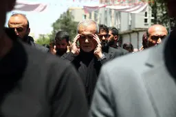 پزشکیان در صف نماز ظهر عاشورا در خیابان جمهوری/ عکس