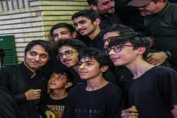 سلفی چند کودک با نوه رهبر شهید + عکس