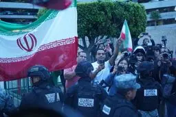واکنش رئیس جمهور مکزیک پس از حذف تیم ایران / استقبال در مرکز خرید 