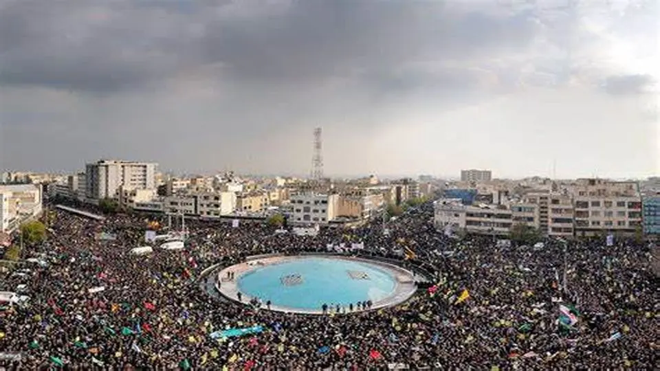 دیوارنگاره جدید میدان انقلاب در روز تشییعپیکر شهدا + عکس