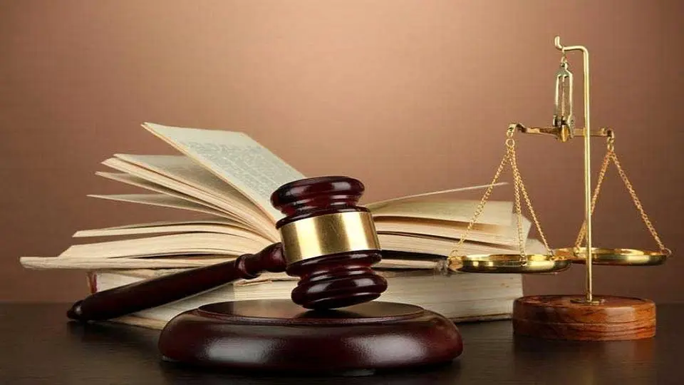 کراوات، حق پوشش و ممانعت از دادرسی؛ وقتی قانون اساسی قربانی سلیقه می‌شود!