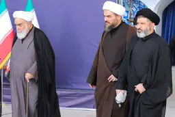 عکسی از پسران رهبر شهید در کنار همسر شهیده بشری خامنه‌ای و پدر نوه رهبر شهید