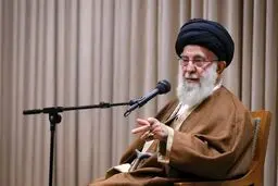 تصویری از انگشتر جدید رهبر انقلاب و نوشته متفاوت روی آن 
