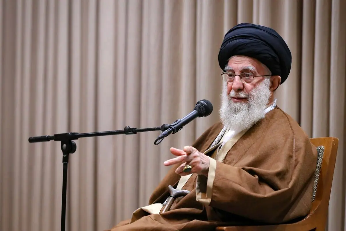 تصویری از انگشتر جدید رهبر انقلاب و نوشته متفاوت روی آن 
