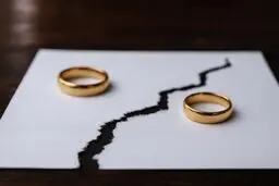زن در چه شرایطی میتواند طلاق بگیرد؟