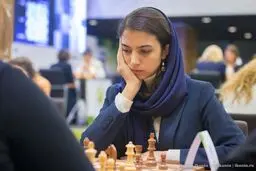 نایب قهرمانی سارا خادم الشریعه با پرچم اسپانیا در شطرنج قهرمانی اروپا
