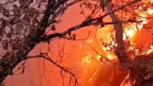 مهار آتش‌سوزی مراتع جلفا در مرحله پایانی؛ پیش‌بینی اطفای کامل تا فردا شب