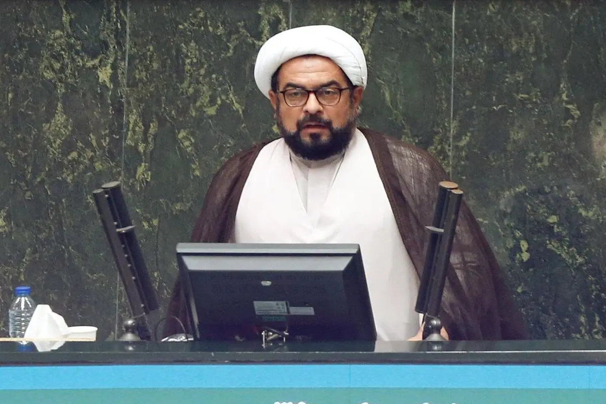 سوء قصد به یک نماینده/ یک جوانی آمد، بنزین را روی من ریخت می‌خواست آتشم بزند فندکش روشن نشد!