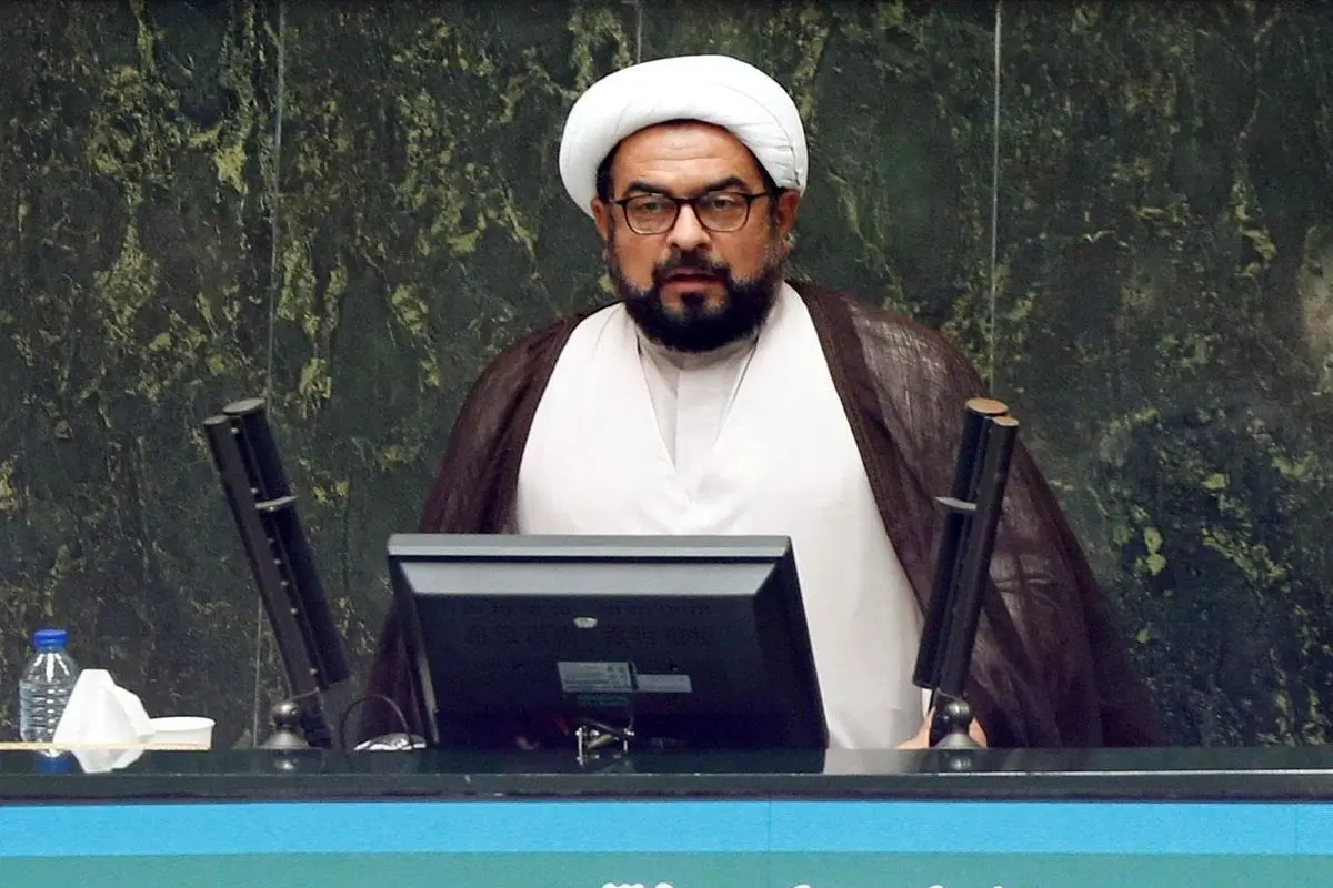 سوء قصد به یک نماینده/ یک جوانی آمد، بنزین را روی من ریخت می‌خواست آتشم بزند فندکش روشن نشد!