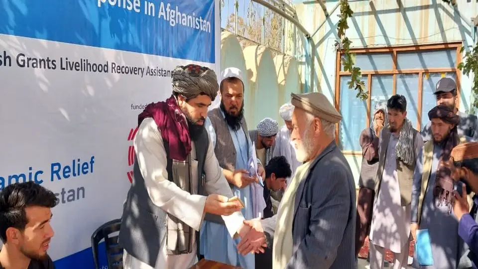 طالبان در حال پخش پول و غذا بین مهاجران افغانستانی/عکس


