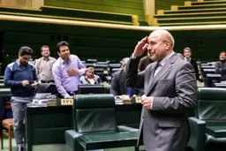 لحظه اعلام نتیجه رای‌گیری ریاست مجلس دوازدهم؛ روبوسی قالیباف با رقبا و منتخبان بعد از اعلام ریاستش در مجلس/ ویدئو