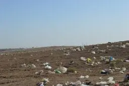 مزارع کشاورزی یک روستا زباله‌دانی شد+ عکس