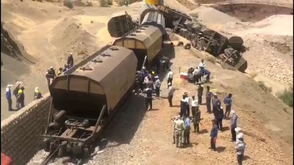 تصاویری از خروج واگنهای باری از ریل در محدوده لرستان