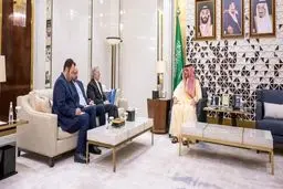 السفیر الإیرانی فی الریاض یلتقی وزیر الداخلیة السعودی