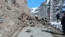 ریزش کوه جاده نیشابور را بست
