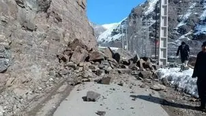 ریزش کوه جاده نیشابور را بست