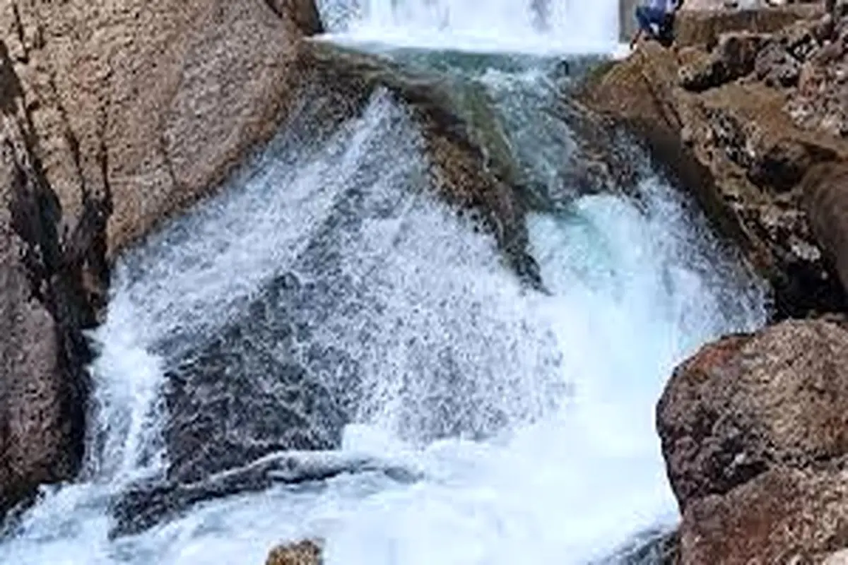 خروش آبشار کوهرنگ به‌سمت سد زاینده‌رود