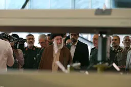 بازدید رهبر انقلاب از نمایشگاه دستاوردهای نیروی هوافضای سپاه 
