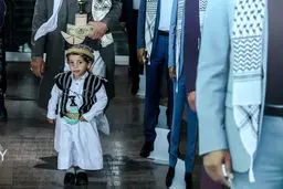 کودک یمنی سلاح به کمر در تهران! + عکس