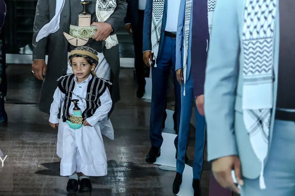 کودک یمنی سلاح به کمر در تهران! + عکس