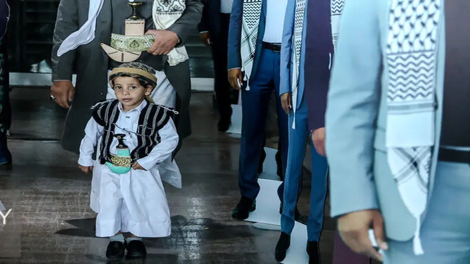 کودک یمنی سلاح به کمر در تهران! + عکس